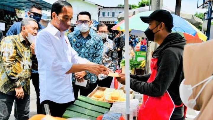 Kunjungi Pasar Sederhana Kota Bandung Presiden Jokowi Beri Bantuan