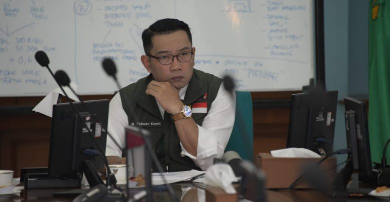 Gubernur Jawa Barat (Jabar) Ridwan Kamil mengikuti Rapat Terbatas (Ratas) bersama Presiden Republik Indonesia (RI) Joko Widodo (Jokowi) melalui video conference