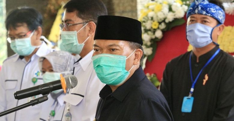 Wali Kota Bandung, Oded M. Danial bersama jajaran Forum Komunikasi Pimpinan Daerah (Forkopimda) menyambangi para tenaga medis di Rumah Sakit Paru dr. H. A. Rotinsulu