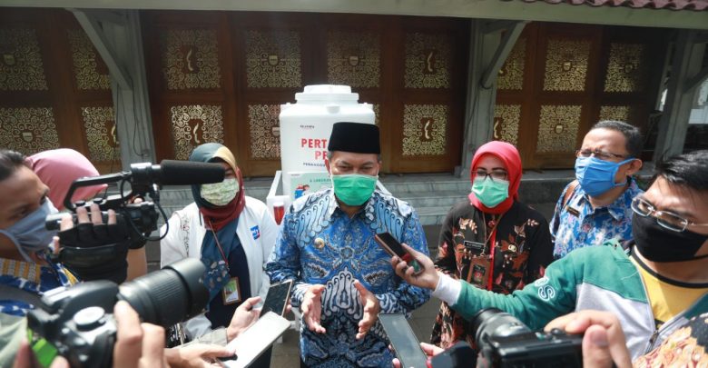 Pemerintah Kota Bandung telah menetapkan Tempat Pemakaman Umum (TPU) Cikadut sebagai pemakaman khusus Covid-19