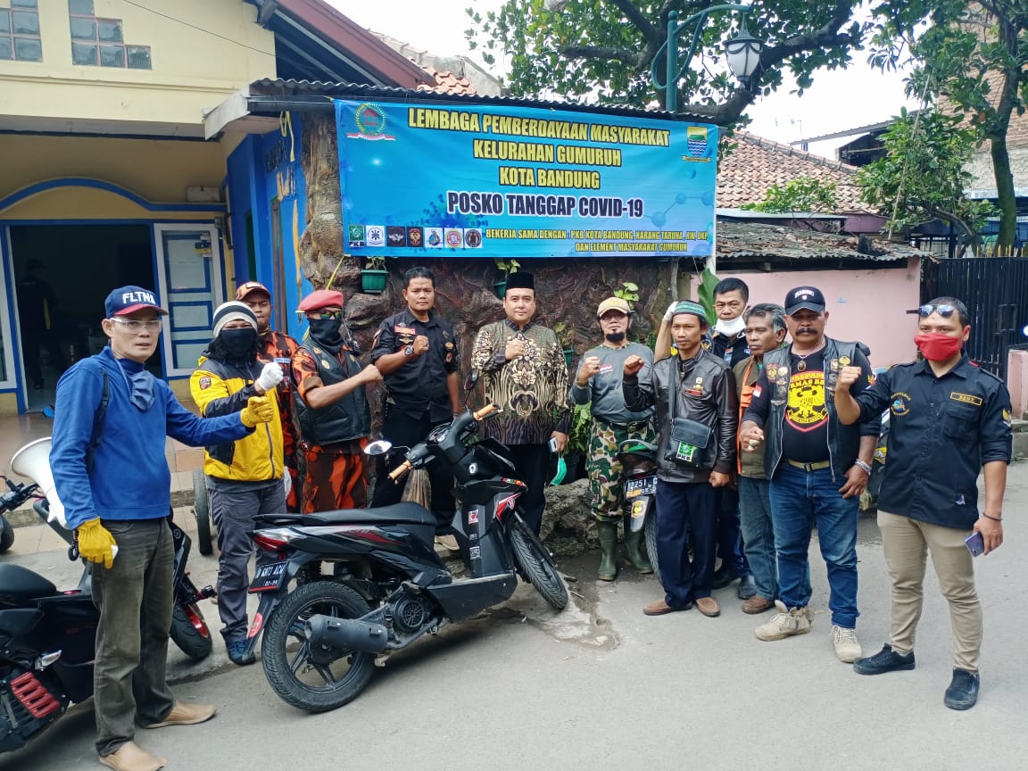 LPM KeLurahan Gumuruh bersama PKB mengajak Karang Taruna, Ormas, LSM, TNI-Polri dan warga sekitar Kelurahan Gumuruh, Kecamatan Batununggal, Kota Bandung melawan dan membasmi Covid-19 dengan penyemprotan disinfektan