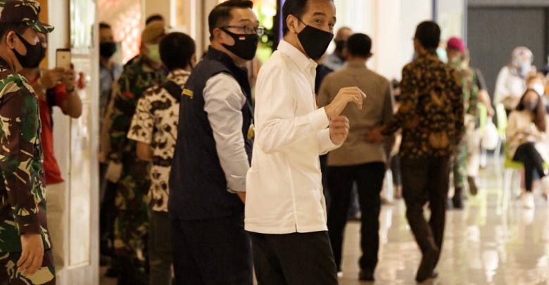 Gubernur Jawa Barat (Jabar) Ridwan Kamil mendampingi kunjungan kerja Presiden Republik Indonesia (RI) Joko Widodo (Jokowi) di Summarecon Mall Bekasi (SMB)