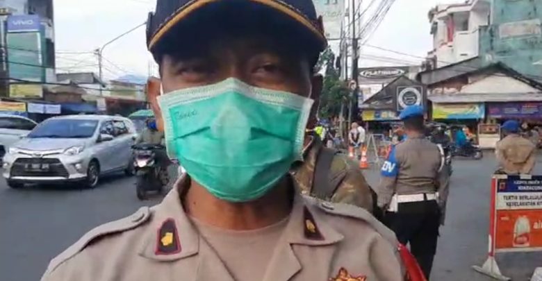 Kompol Asep Saepudin, Kapolsek Kiaracondong, di Posko Pantau Covid-19 depan Terminal Bus Cicaheum Kota Bandung