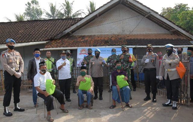 Kabid Humas Polda Jabar dan Bid Propam Bagikan Sembako Dampak Covid-19 di Kab.Bandung