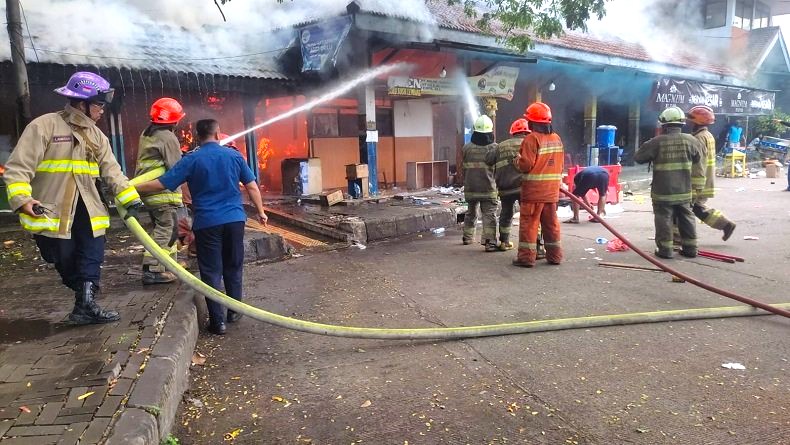 Diduga Korsleting Listrik, 12 Kios Di Terminal Leuwipanjang Bandung ...